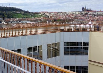 Lankové sítě Kovo Blažej - ukázka lankové sítě jako součást zábradlí v Praze ve vyšším patře